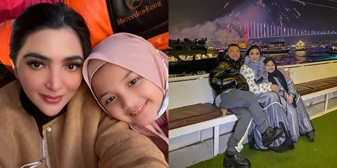Nyaman Berhijab, 9 Potret Gaya Arsy Hermansyah Selama Berada di Turki Panen Pujian - Penampilannya Kayak Anak Lokal