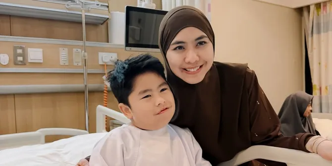 Oki Setiana Dewi Bagikan Kabar Sulaiman Sudah Disunat Usai Diizinkan Tim Dokter