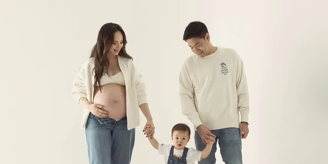 Pamela Bowie Jalani Maternity Photoshot Bareng Suami dan Anak Pertama, Tampil Kasual