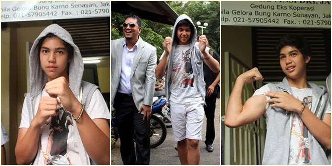 Pamer Otot - Foto El Resmi Daftarkan Tinju Lawan Farhat Abbas