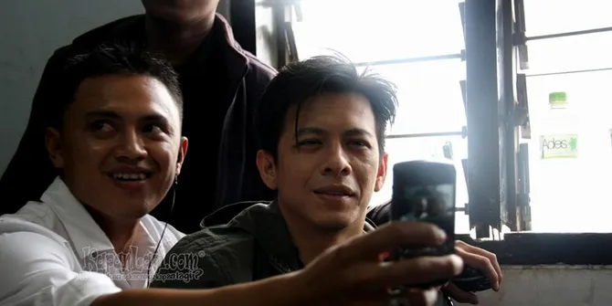 Para Penggemar Ini Sukses Foto Bareng Ariel NOAH di Malang