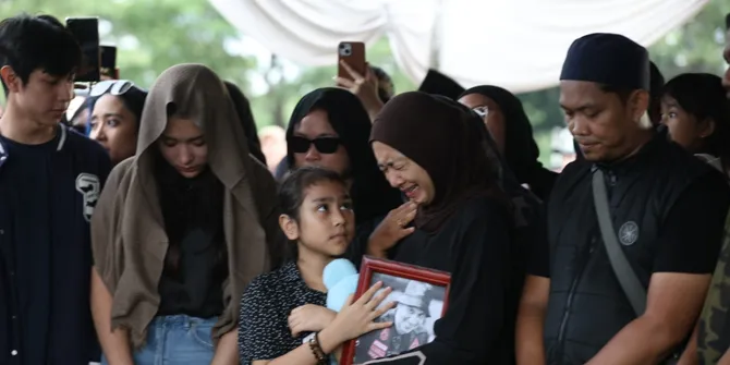 Pecah Tangis Richa Novisha Antar Gary Iskak ke Peristirahatan Terakhir di TPU Tanah Kusir