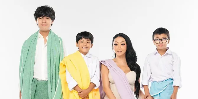 Pemotretan Asri Welas dan Tiga Anaknya, Keluarga Ibarat Pelangi Penuh Warna