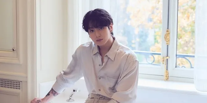 Pemotretan Jungkook BTS Terbaru, Punggungnya Terasa Nyaman Buat Bersandar