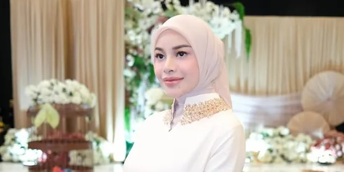 Penampilan Aurel Hermansyah di Tedak Siten Arash Anak Aaliyah