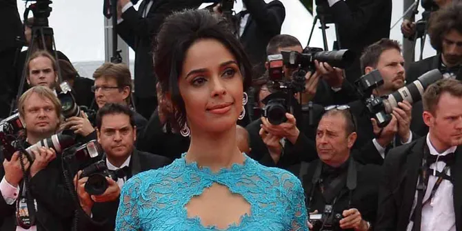Penampilan Menawan Mallika Sherawat di Red Carpet Cannes 2014