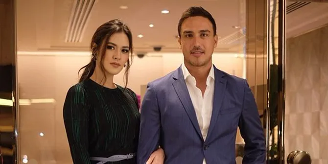 Penampilan Raisa & Hamish Daud Saat Hadiri Acara Fashion, Serasi!