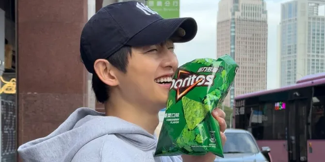 Penampilan Terbaru Song Joong Ki, Gaya Casual di Taipe