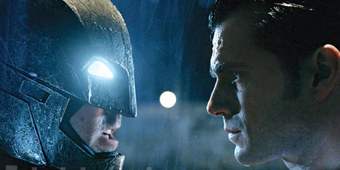 Perdana! Saat Batman - Superman Bertatap Muka Garang Siap Perang