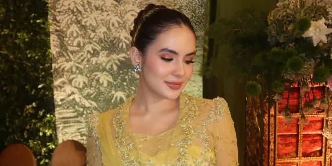 Pesona Cantik Steffi Zamora Jadi Bridesmaid, Tampil Anggun dalam Balutan Kebaya Kuning Emas