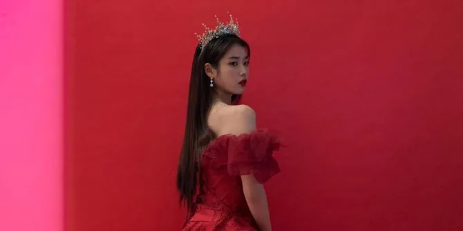 Pesona IU Pakai Tiara di Konser, Anggun Bak Princess