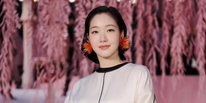 Pesona Kim Go Eun di Cover Majalah ELLE, Bahas 'YUMI'S CELLS 3'
