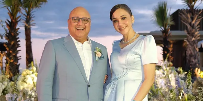 Pesona Maia Estianty di Resepsi Bali El Rumi & Syifa Hadju, Elegan Pakai Gaun Biru Muda