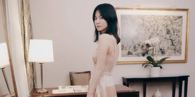 Pesona Song Hye Kyo Pakai Dress Nude, Awet Cantik dari Tahun ke Tahun