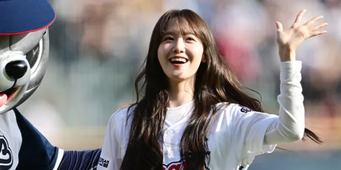 Pesona YoonA SNSD Lempar First Pitch, Cantiknya Bikin Salfok