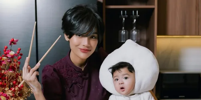 Photoshoot Erika Carlina dan Sang Anak di Tahun Baru Imlek, Gemasnya Andrew Cosplay Pangsit!