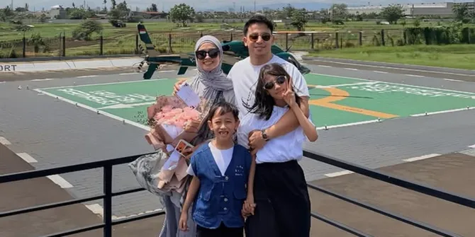 Poppy Bunga Dapat Kado Ultah Pernikahan ke-12 dari Suami, Naik Helikopter Sekeluarga