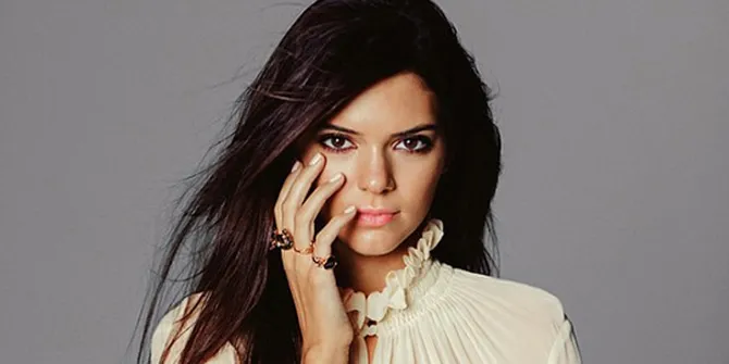 Pose Mencengangkan Adik Kim Kardashian di Majalah Vogue