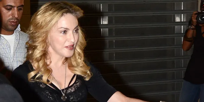 Pose-Pose Bugil Madonna Ini Harganya Rp 5 Triliun