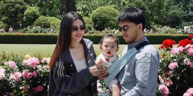 Potret Aaliyah dan Thariq Quality Time di Jepang, Baby Arash Gemas