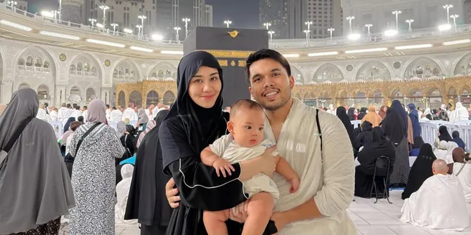 Potret Aaliyah Massaid dan Thariq Halilintar Ajak Baby Arash Umrah Pertama Kali, Ungkap Syukur