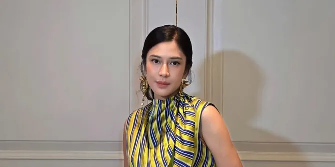 Potret Aksi Dian Sastrowardoyo Masak Sup Ayam Pakai Apel, Coba Resep Baru - Ternyata Enak