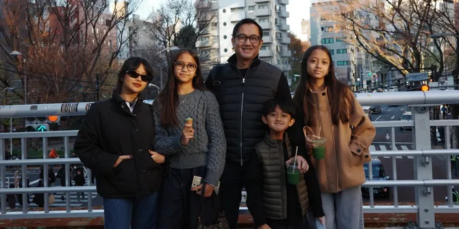 Potret Aldi Bragi Liburan ke Jepang Bareng Semua Anak & Menantu