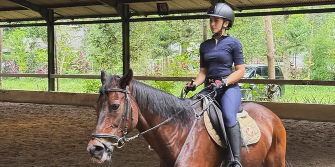 Potret Alisia Rininta Pertama Kali Berkuda, Ngaku Langsung Jatuh Hati