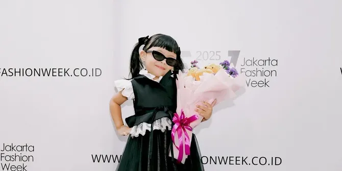 Potret Ameena Anak Aurel Hermansyah Jadi Model Termuda di JFW, Aksinya Gemas Banget