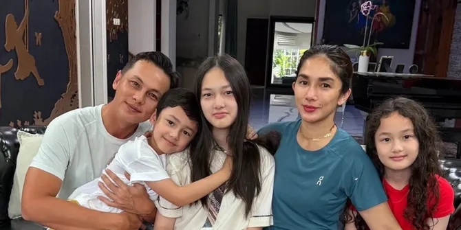 7 Potret Andhika Pratama dan Ussy Sulistiawaty Rayakan Ultah Elea ke-13 dengan Sederhana, Kuenya Tema Enhypen