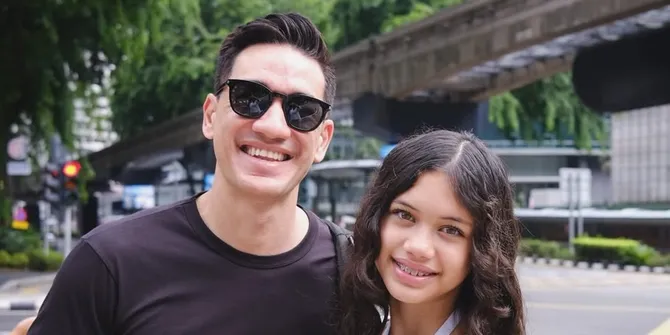 Potret Andrew White Ajak Anak Perempuannya ke Sawah, Menikmati Walau dengan Sedikit Komplain