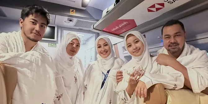 Potret Annisa Trihapsari Umrah Bareng Anak dan Menantu, Ada Danvy Rukmana