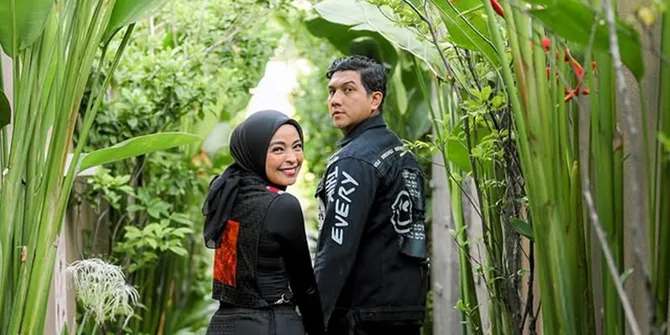 8 Potret Arda Naff dan Tantri Kotak Unboxing Mobil Baru, Sempat Ditunda Beli Demi Naik Haji