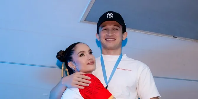 Potret Arya Vasco Dukung Penuh Cinta Laura Selama Pertandingan Badminton, Setia Dampingi Sang Kekasih