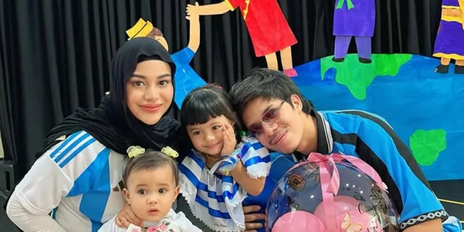 7 Potret Atta Halilintar Antar Ameena Sekolah, Beri Ciuman Perpisahan di Depan Kelas