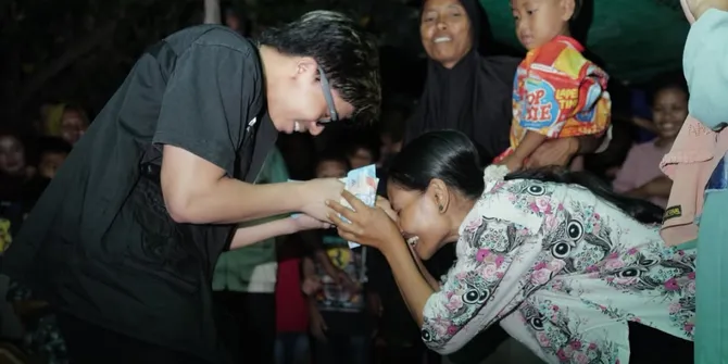 Potret Atta Halilintar Beri Bantuan Langung Kepada Korban Gempa di NTT