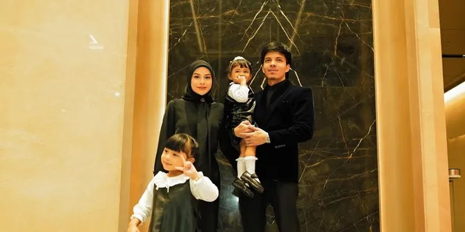 7 Potret Atta Halilintar dapat Kejutan Hari Ayah dari Aurel Hermansyah dan Anak-anaknya, Beri Pelukan Sayang