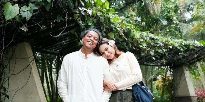 7 Potret Before After Indah Pertamasari dan Arie Kriting Nonton Pestapora 3 Hari Berturut-turut, Kaki Penuh Koyo