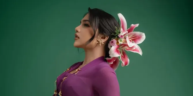 Potret Cantik Davina Karamoy Pakai Kebaya dan Batik Rayakan Hari Kartini