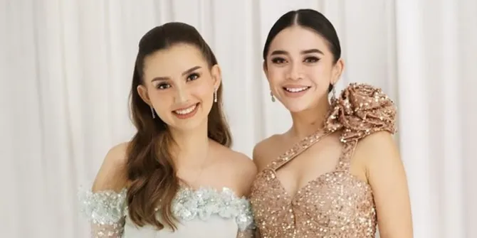 Potret Cantik Sarah Menzel Bak Barbie Hidup di Resepsi Pernikahan Sang Kakak