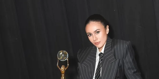 7 Potret Cantik Wulan Guritno dengan Jas Hitam, Vibenya Lady Boss Banget