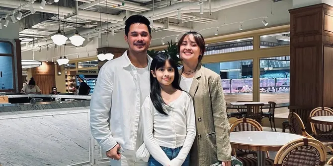 Potret Cantik Zoey Anak Joanna Alexandra Saat Ikut Mamanya Kencan