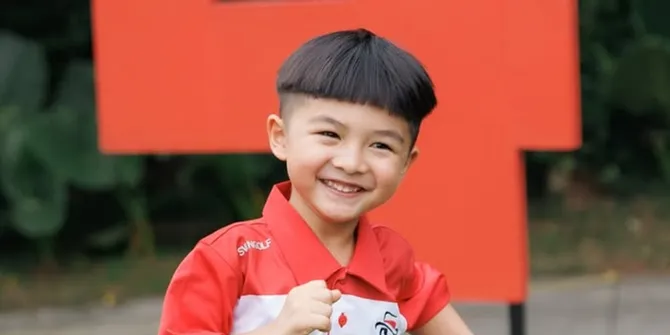Potret Dante Anak Chelsea Olivia Dapat Juara Golf di Turnamen Pertama yang Diikuti