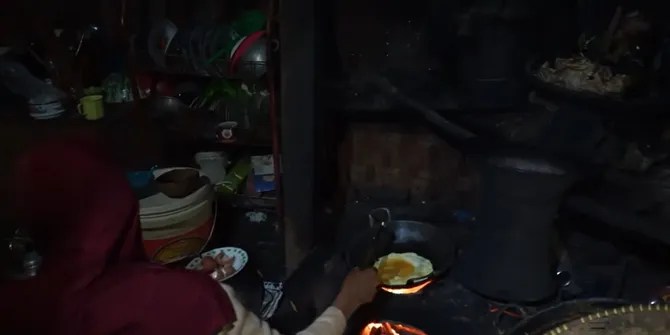 Potret Dapur dalam Rumah Melly Lee di Cianjur, Sederhana Berdinding Rotan