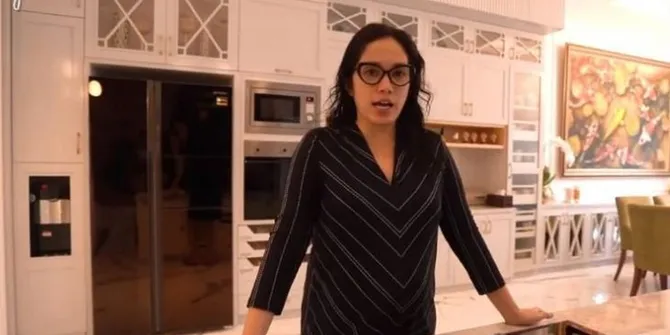 8 Potret Dapur Rumah Ussy Sulistiawaty dan Andhika Pratama, Punya Tiga Area Masak Berbeda