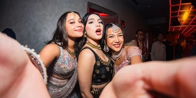 Potret Davina Karamoy Curi Perhatian di Pesta Diwali, Cantik Pakai Busana Hitam Glamor