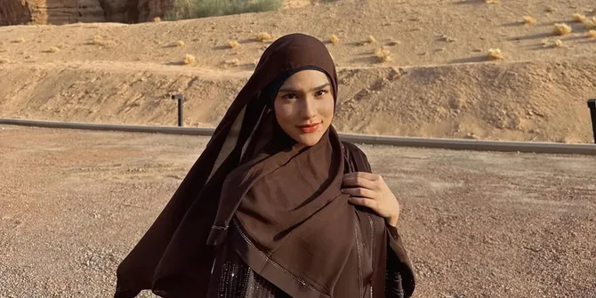 Potret Davina Karamoy Liburan di Al Ula, Panen Pujian Berhijab Cantik