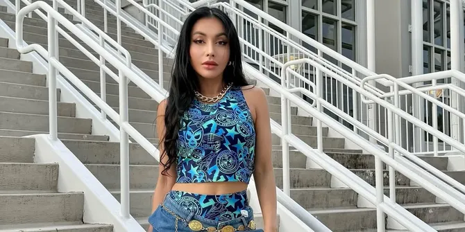 7 Potret Denada Pakai Baju Adat Kalimantan di ZinCon 2025, Dipuji Cantik oleh Bule-Bule