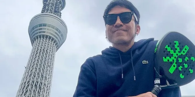 7 Potret Desta Menang Tanding Padel, Gaya Kocak saat Naik ke Podium