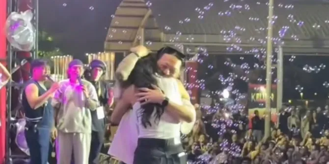 Potret Detik-Detik Erika Carlina Dilamar DJ Bravy di Synchronize Fest 2025